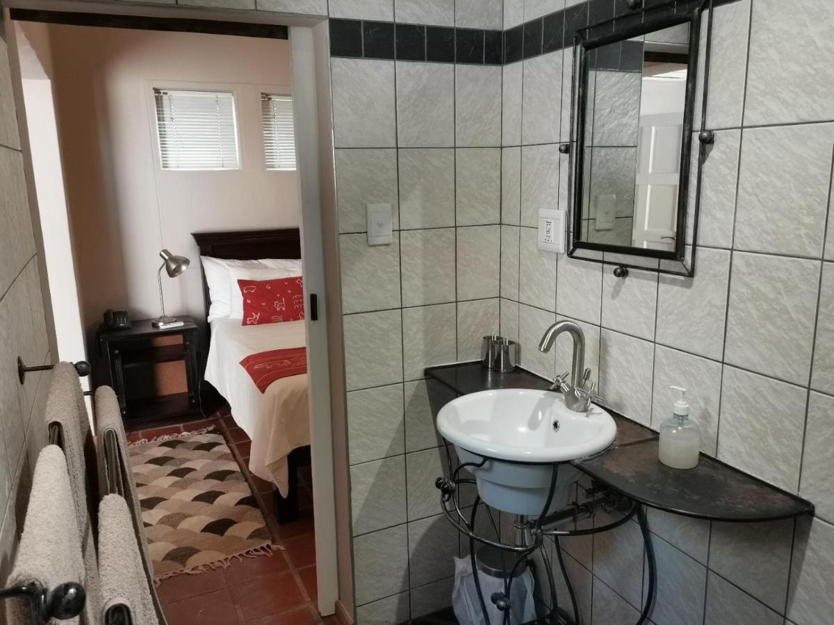 Londiningi Guesthouse Windhoek Ngoại thất bức ảnh
